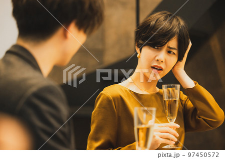 シャンパンで乾杯するカップル　 97450572