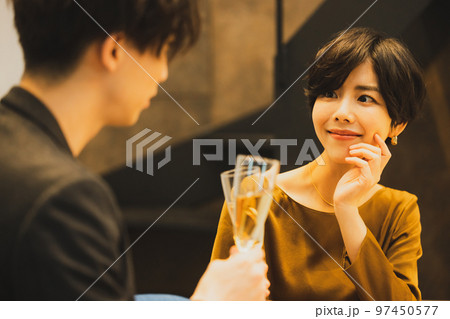 シャンパンで乾杯するカップル シャンパンで乾杯するカップル 97450577