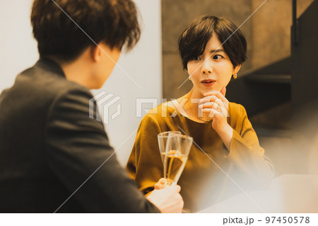 シャンパンで乾杯するカップル シャンパンで乾杯するカップル 97450578