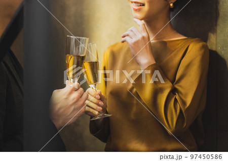 シャンパンで乾杯するカップル　 97450586
