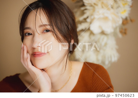 茶色のカットソーの女性　　 97450623