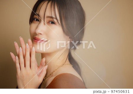 茶色のカットソーの女性　　 97450631