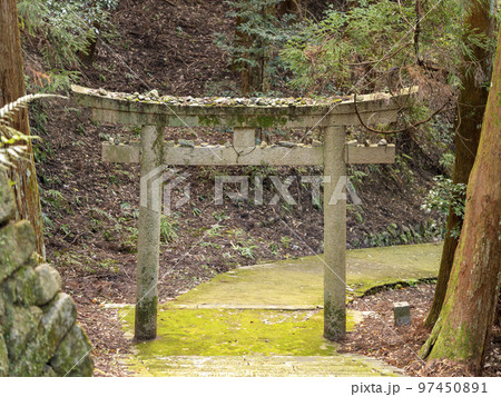 飛鳥川上坐宇須多岐比売命神社の石造りの鳥居 97450891