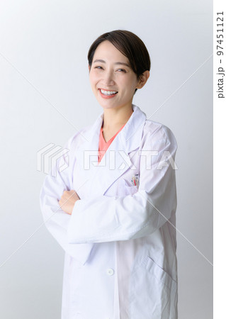 笑顔で微笑む白衣の使いやすいドクター（女医）のイメージ 97451121