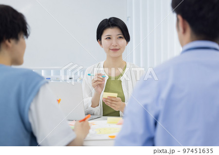 大学生　グループワークに取り組む学生 97451635