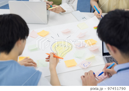 大学生　グループワークに取り組む学生の手元 97451790