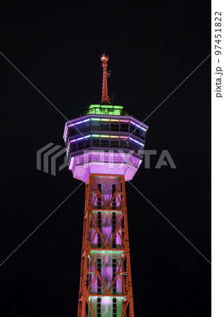 綺麗な虹色にライトアップされた博多ポートタワー 97451822