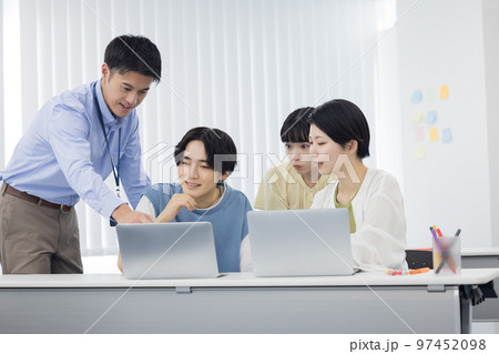 大学生 グループワークに取り組む学生 大学生 グループワークに取り組む学生 97452098