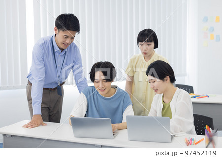 大学生　グループワークに取り組む学生 97452119