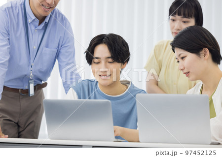 大学生 グループワークに取り組む学生 大学生 グループワークに取り組む学生 97452125