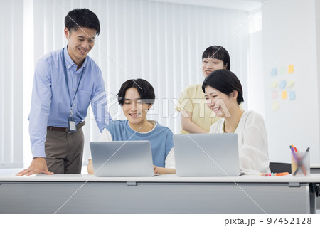 大学生　グループワークに取り組む学生 97452128