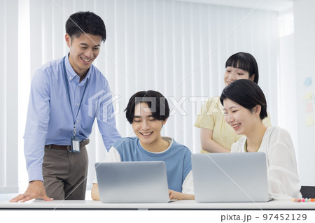 大学生　グループワークに取り組む学生 97452129