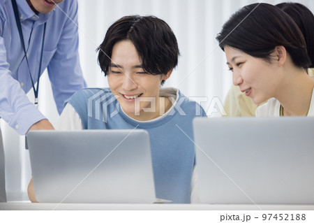 大学生 グループワークに取り組む学生 大学生 グループワークに取り組む学生 97452188