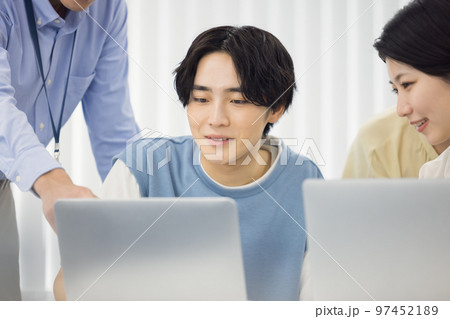 大学生 グループワークに取り組む学生 大学生 グループワークに取り組む学生 97452189