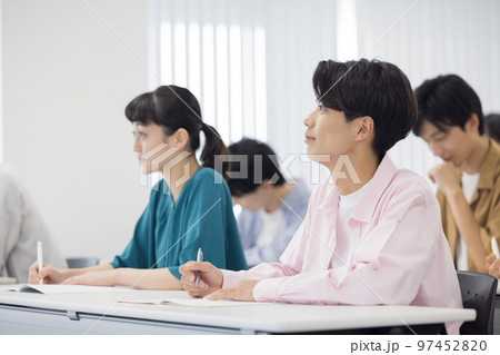 セミナーを聴講する男女 97452820