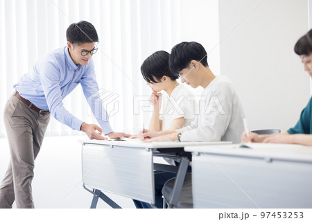 授業を受ける大学生 97453253