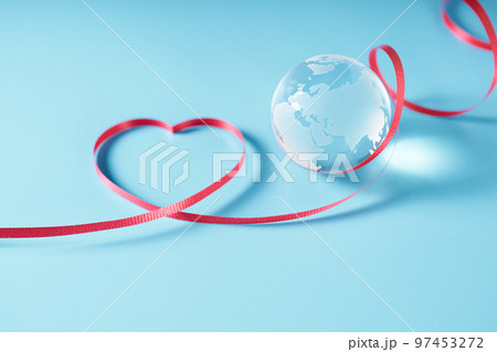 ガラスの地球とリボン　青背景 97453272