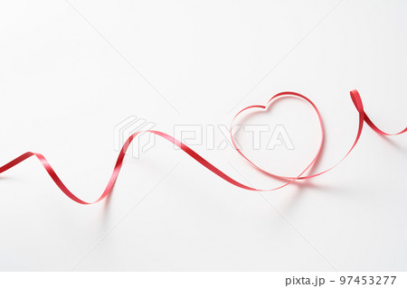 赤いリボン　白背景 97453277