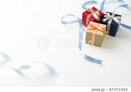 ギフトボックス　白背景 97453363