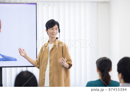 セミナー　ヘッドマイクを付けて話す男性 97453394