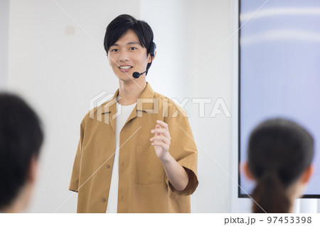 セミナー ヘッドマイクを付けて話す男性 セミナー ヘッドマイクを付けて話す男性 97453398