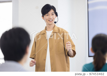 セミナー　ヘッドマイクを付けて話す男性 97453402