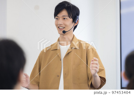 セミナー ヘッドマイクを付けて話す男性 セミナー ヘッドマイクを付けて話す男性 97453404
