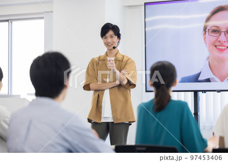 セミナー　ヘッドマイクを付けて話す男性 97453406