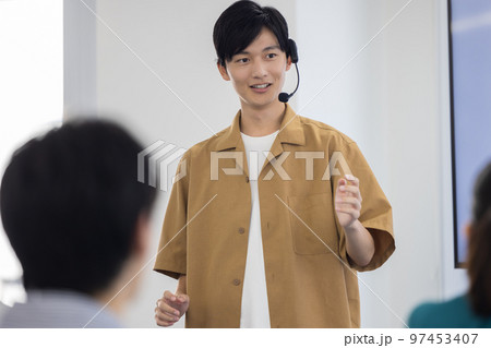 セミナー　ヘッドマイクを付けて話す男性 97453407