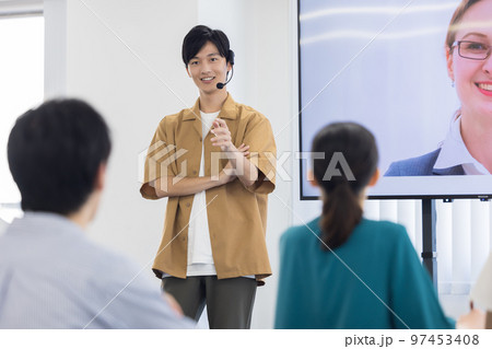 セミナー　ヘッドマイクを付けて話す男性 97453408