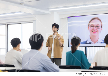 オンラインで繋がった外国人の話を聞く大学生 97453455