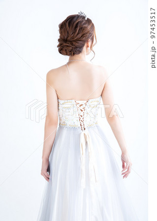 ドレスを着た女性の後ろ姿 dress ドレスを着た女性の後ろ姿 dress 97453517