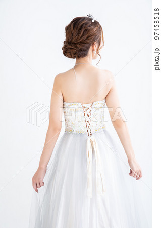 ドレスを着た女性の後ろ姿　dress 97453518