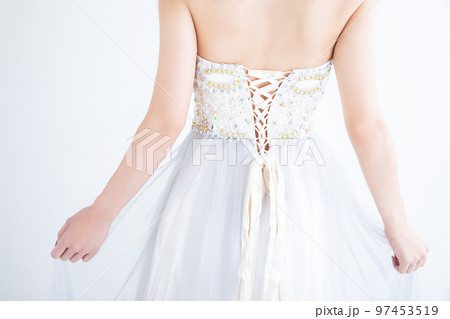 ドレスを着た女性の後ろ姿　dress 97453519