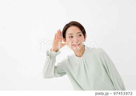 聞く　女性　白バック 97453972