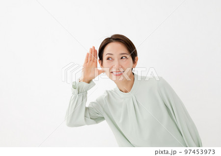 聞く　女性　白バック 97453973