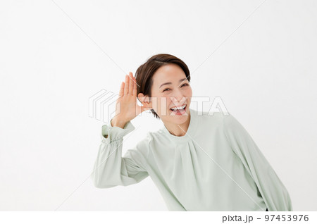 聞く　女性　白バック 97453976