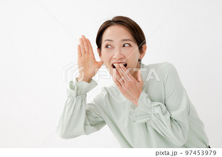聞く　女性　白バック 97453979