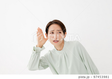 聞く 女性 白バック 聞く 女性 白バック 97453981