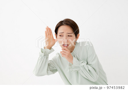 聞く　女性　白バック 97453982