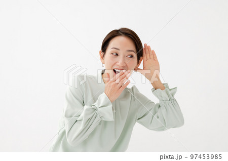 聞く　女性　白バック 97453985