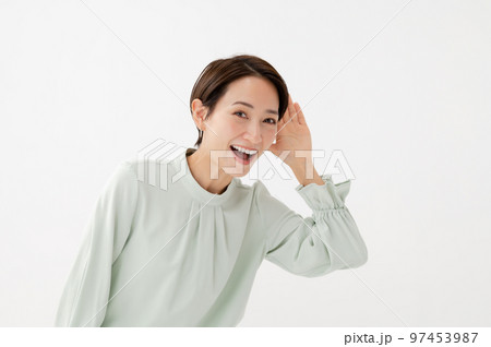 聞く　女性　白バック 97453987