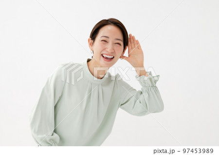 聞く　女性　白バック 97453989