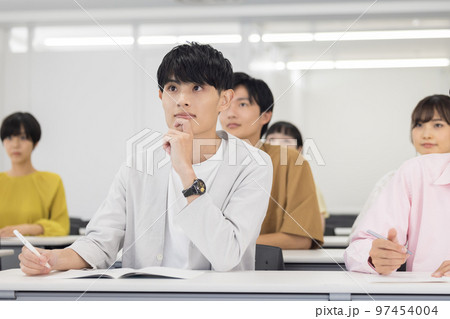 セミナーを聴講する男女 97454004