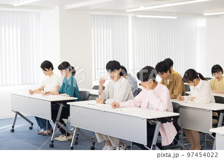 セミナーを聴講する男女 97454022