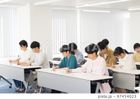 セミナーを聴講する男女 セミナーを聴講する男女 97454023