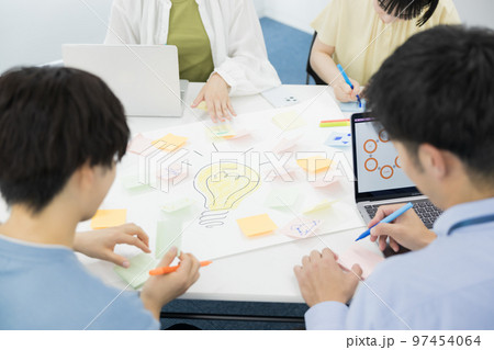 大学生　グループワークに取り組む学生の後ろ姿 97454064