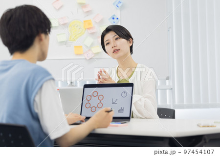 大学生　グループワークに取り組む学生 97454107