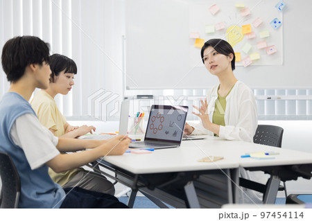 大学生　グループワークに取り組む学生 97454114