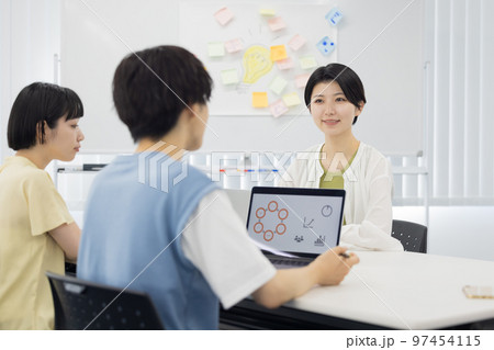 大学生 グループワークに取り組む学生 大学生 グループワークに取り組む学生 97454115